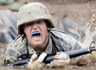 Czym grozi zalanie skórek?